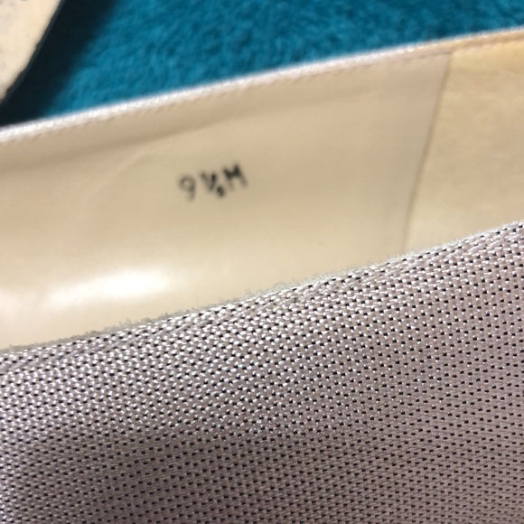 Bandolino silk silver pumps size 9 1/2 medium - Picture 4 of 4